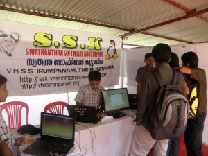 Imagem de estudantes em um evento de Software Livre.